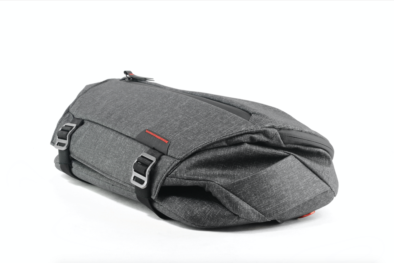 Peak Design Everyday Sling 10L Charcoal, bags sling / daypacks, Peak Design - Pictureline  - 6