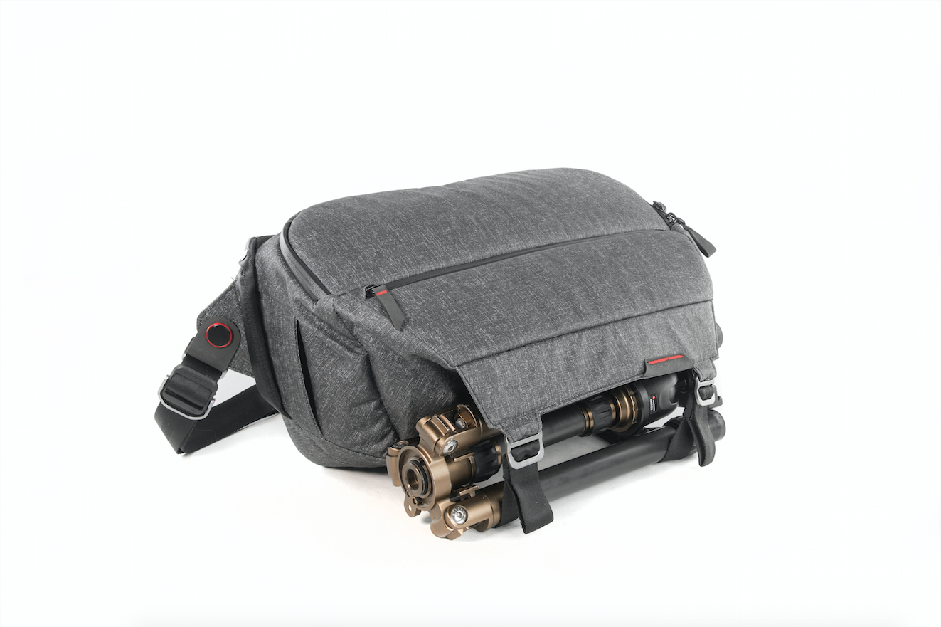 Peak Design Everyday Sling 10L Charcoal, bags sling / daypacks, Peak Design - Pictureline  - 5