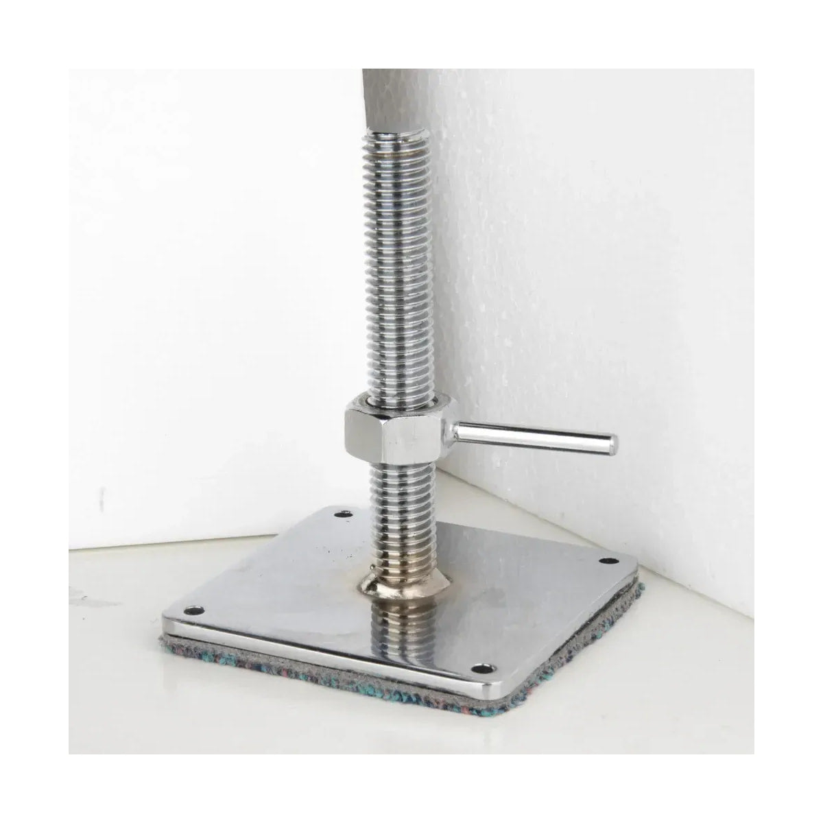 Kupo Wall Spreader Set for Pipe 1-1/2" Schedule 40 — threaded end component close view view