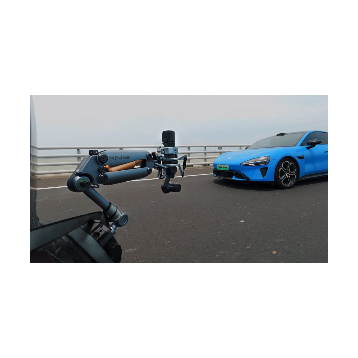 Tilta Shock-Absorbing Head for Hydra Alien Mini & Insta360 Luna Ultra — head installed on hydra alien mini arm beside vehicle view