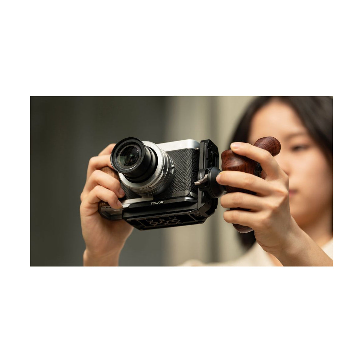 Tilta Universal Vertical Mounting Bracket — bracket mounted on camera close detail view view