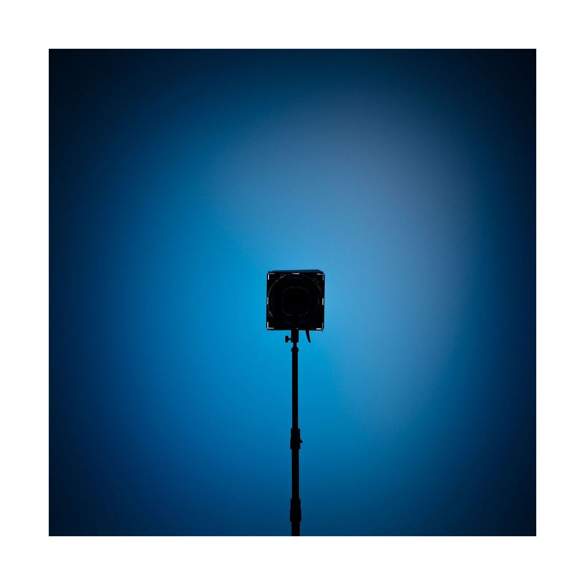 Westcott Barndoor Set for 70-Degree Wide Reflector — barndoor set blue light pattern view