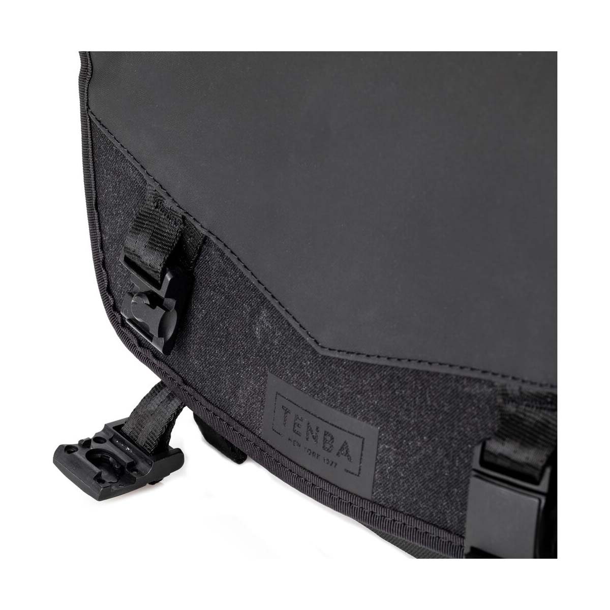 Tenba DNA 9 Black Messenger Bag