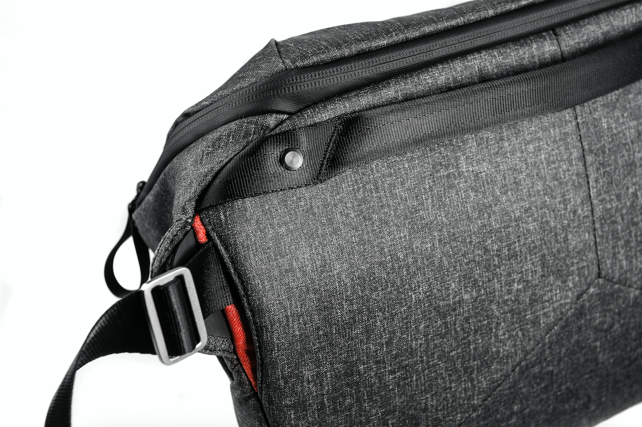 Peak Design Everyday Sling 10L Charcoal, bags sling / daypacks, Peak Design - Pictureline  - 7
